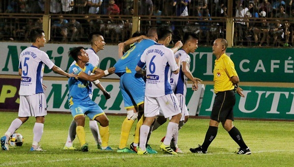 HLV Khánh Hòa: 'Đừng nghĩ cầu thủ HAGL hiền, họ chửi Zarour bằng tiếng Anh đấy'