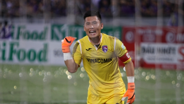 Cái lắc đầu của Huỳnh Tuấn Linh và sự bất lực của cả V.League