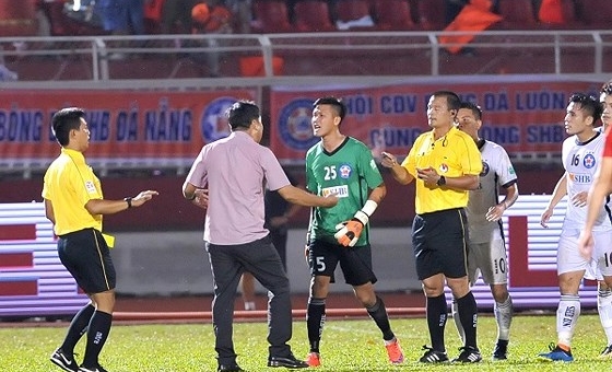 Dùng 'kungfu' đánh người, thủ môn Đà Nẵng bị treo giò 4 trận