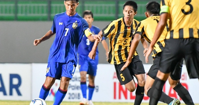 Thắng nhọc Malaysia, Thái Lan tạm đứng nhì bảng