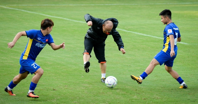 HLV Park Hang-seo 'ăn gian' khi chơi bóng ma cùng học trò