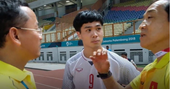 Trợ lý thầy Park dặn dò riêng Công Phượng sau trận thắng Nepal