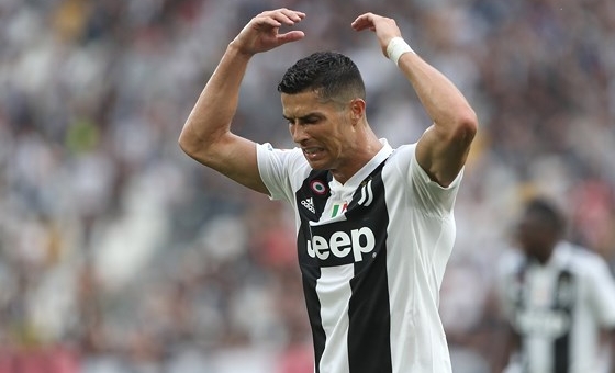 Ronaldo liên tục bị chỉ trích chỉ vì không dự gala của UEFA