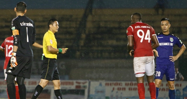 Pha bẻ còi kinh điển của trọng tài Lập nằm ngoài Luật bóng đá