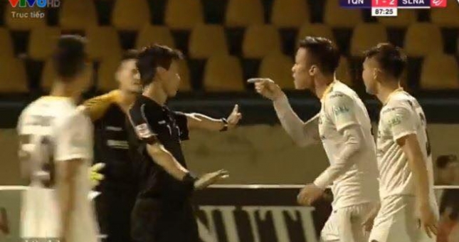 Quế Ngọc Hải khó lên tuyển vì cú chỉ tay định mệnh