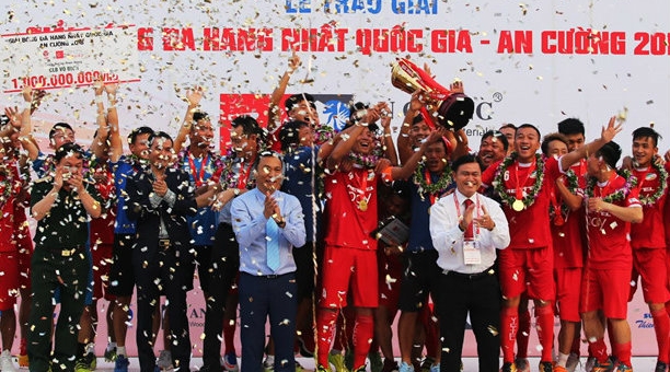 Bùi Tiến Dũng và đồng đội đón tin vui sau chức vô địch