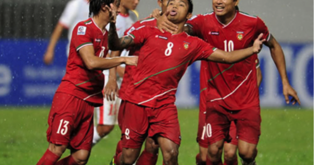 Lịch thi đấu bóng đá hôm nay 13/10: Đối thủ của VN rèn quân