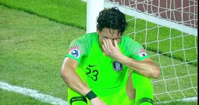 Thủ môn U19 Hàn Quốc suy sụp, không dám đối mặt sự thật