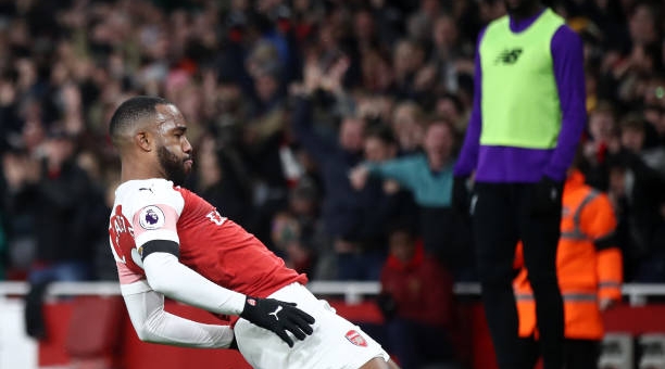 Lacazette thăng hoa, Arsenal giữ lại 1 điểm trước Liverpool
