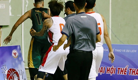Cấm thi đấu 10 năm hai cầu thủ Cần Thơ hành hung trọng tài