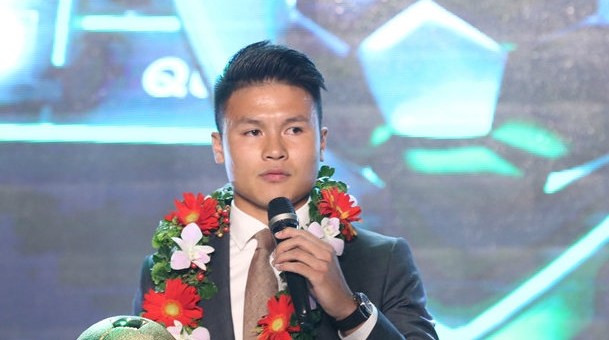 Tân chủ nhân Quả bóng Vàng 'đi trốn' NHM sau khi nhận giải