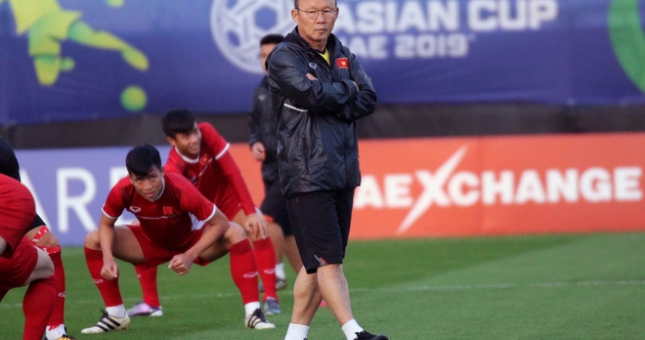 Thủ tướng Nguyễn Xuân Phúc động viên ĐT Việt Nam giành chiến thắng Yemen