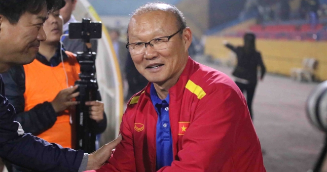 Vừa trở về từ UAE, HLV Park tạo cơn sốt ở SVĐ Hàng Đẫy