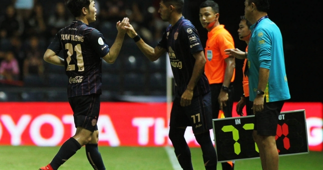 Chủ tịch Buriram Utd ra tận nơi đón Xuân Trường rời sân