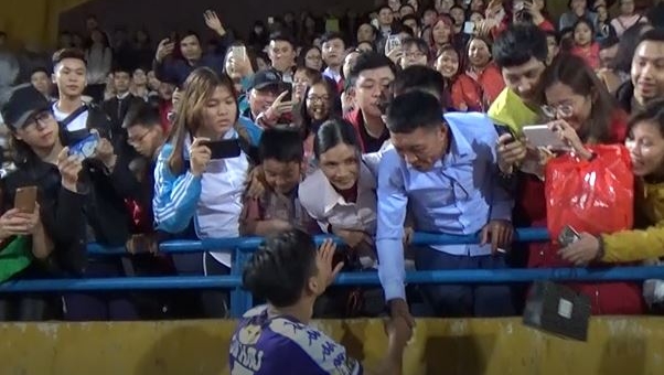 Giữa đám đông NHM, Đoàn Văn Hậu đi tìm bố mẹ rồi phải rời đi