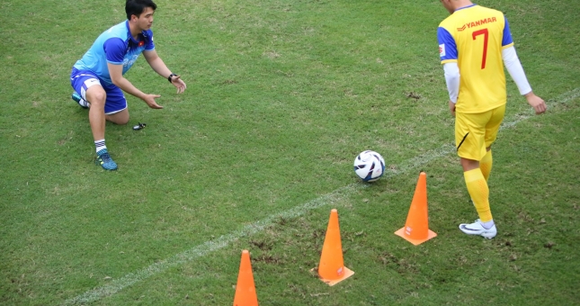 VIDEO: HLV Park thực hiện 3 sự thay đổi sống còn để U23 VN hạ Thái Lan, Indonesia