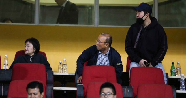 HLV Park Hang-seo lần đầu đưa con trai đi xem Hà Nội đá Cup