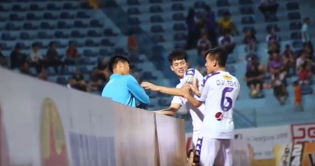VIDEO: Trần Đình Trọng 'tiếp nước' cho em ruột đi nhặt bóng trận SLNA