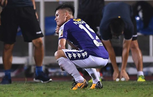 Quang Hải gây trầm trồ khi 'ngồi xổm' ăn mừng giống CR7