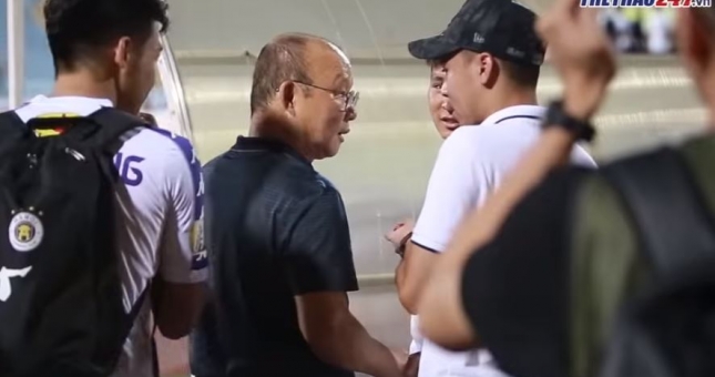 VIDEO: HLV Park ân cần hỏi han Phạm Đức Huy sau trận thắng Hải Phòng