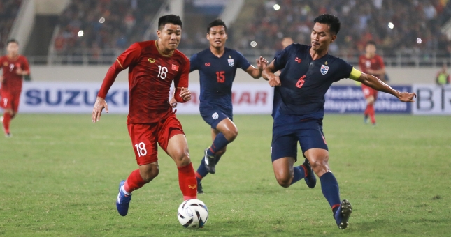 Hậu vệ Thái Lan suýt làm gãy chân đồng đội cũ ở Thai League