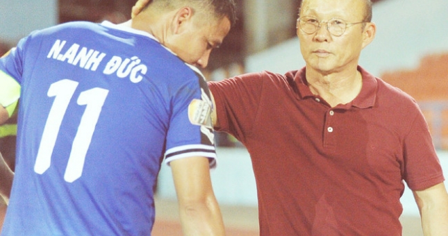 HLV Park tìm và an ủi Anh Đức sau trận Hải Phòng