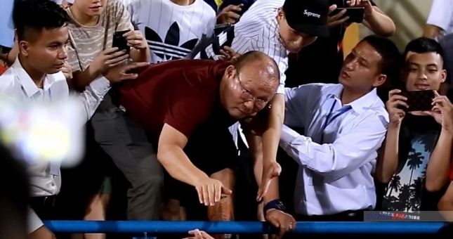 Thầy Park trèo hẳn lên hàng rào để bắt tay học trò sau trận đấu