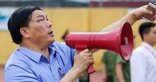 Ông bầu Thanh Hóa ăn mừng rơi cả giày khi đội nhà chơi thăng hoa