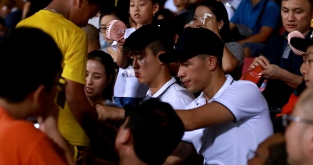 VIDEO: Phụ huynh Đình Trọng, Duy Mạnh cười nắc nẻ khi con trai kí tặng NHM