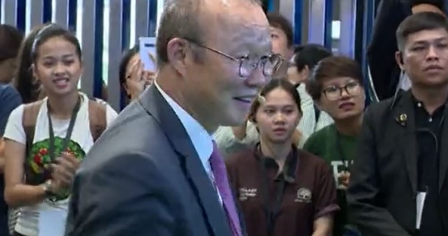 VIDEO: HLV Park đá hỏng penalty khi giao lưu với NHM