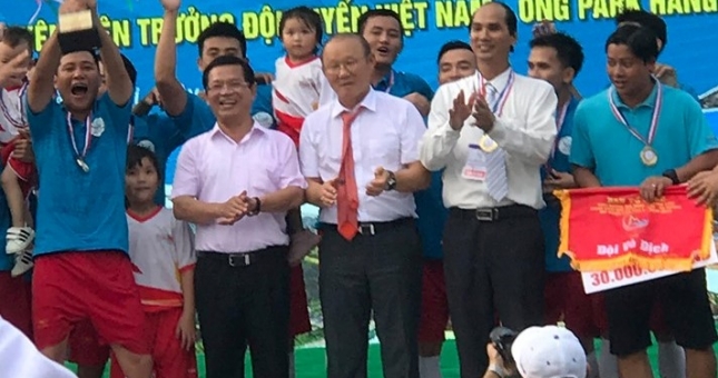 Thầy Park tạo cơn sốt 'khủng' khi đi xem bóng đá phong trào ở Quảng Ngãi