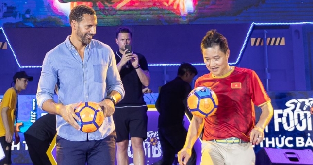 Rio Ferdinand đá bóng với Huyền thoại Việt Nam, gây sốt phố đi bộ Hồ Gươm