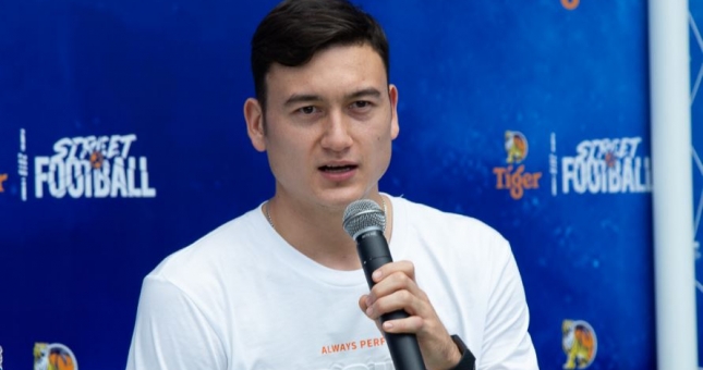 Đặng Văn Lâm xuất hiện bảnh bao bên cạnh hàng loạt huyền thoại thế giới