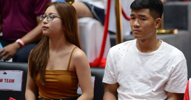 Hà Đức Chinh đi xem bóng rổ giải khuây trước ngày trở lại V.League