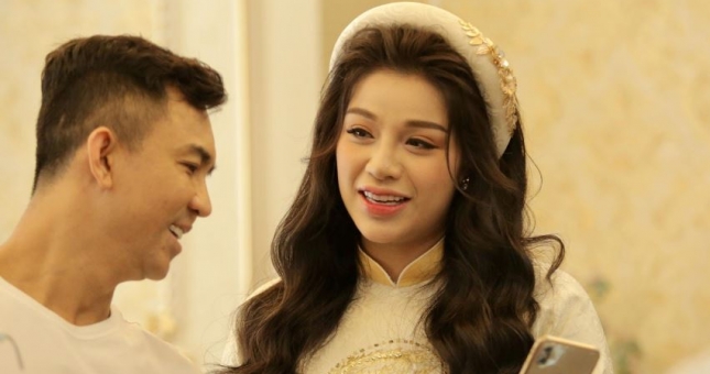 Cô dâu Khánh Linh đẹp rạng ngời trong đám hỏi của trung vệ Bùi Tiến Dũng