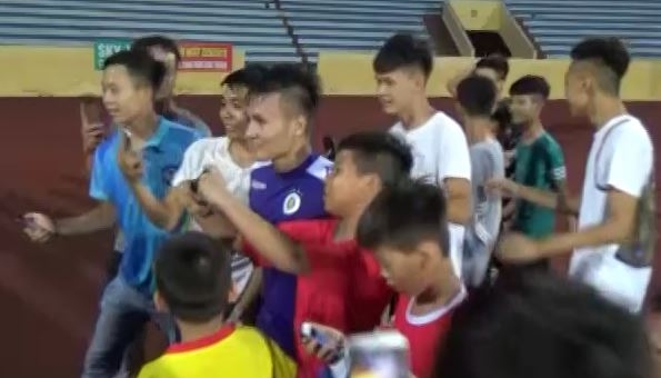 VIDEO: CĐV Nam Định không 'buông tha' cho Quang Hải với bàn chân chườm đá