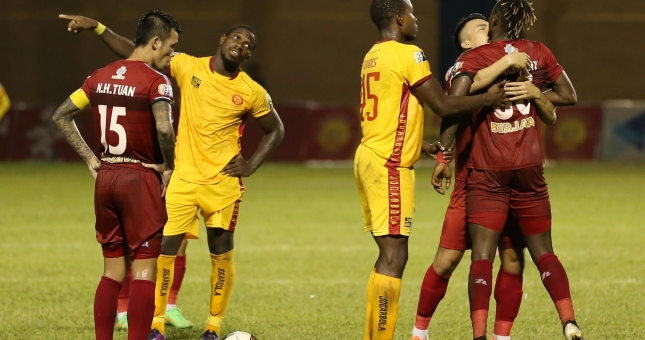 Ngô Hoàng Thịnh dùng cả tấm thân ngăn đồng đội khỏi sập 'bẫy' của Rimario