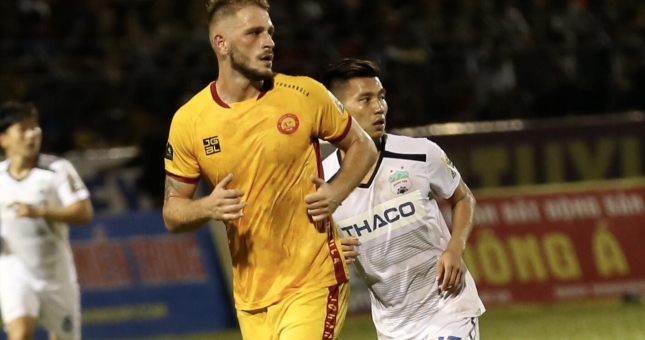 Vì sao Văn Thanh được xếp đá ở vị trí 'kì lạ' trong trận Thanh Hóa?