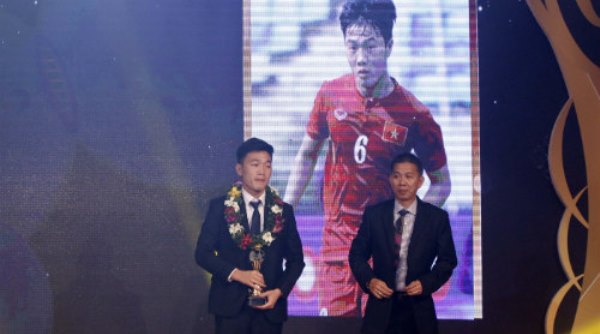 Xử trí thông minh của Xuân Trường khi nhận giải cầu thủ được yêu thích nhất