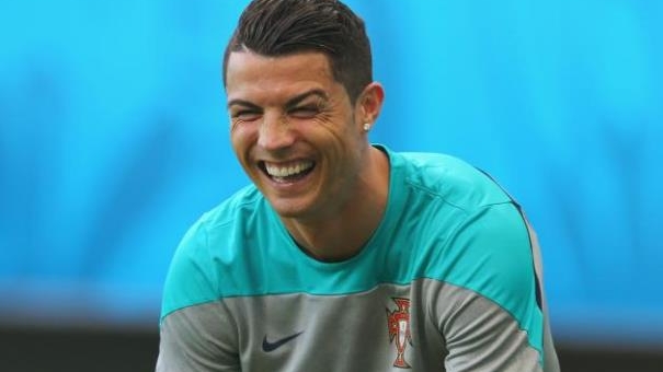 VIDEO: Ronaldo châm biếm khi xem bộ phim về Messi