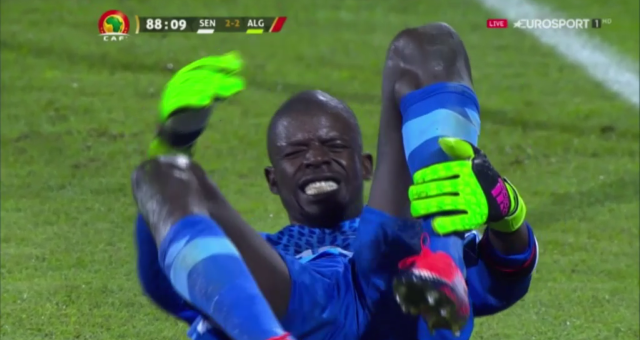 VIDEO: Màn ăn vạ câu giờ không tưởng của thủ môn châu Phi