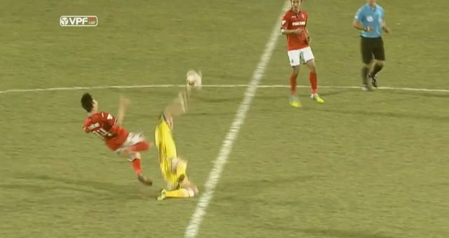 VIDEO: Quế Ngọc Hải vào bóng thô bạo với cầu thủ Quảng Ninh