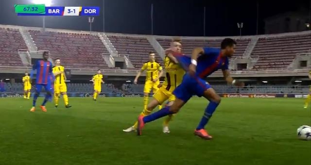 VIDEO: Thần đồng Barca solo như Zidane và Rô béo kết hợp