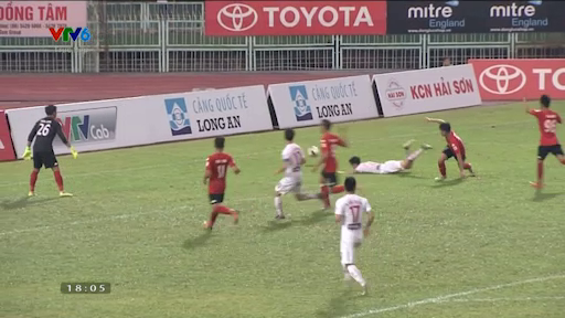 VIDEO: Văn Toàn ngã trong vòng cấm Long An