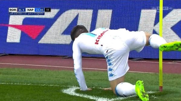 VIDEO: Sốc với hành động ăn mừng bàn thắng của sao Napoli