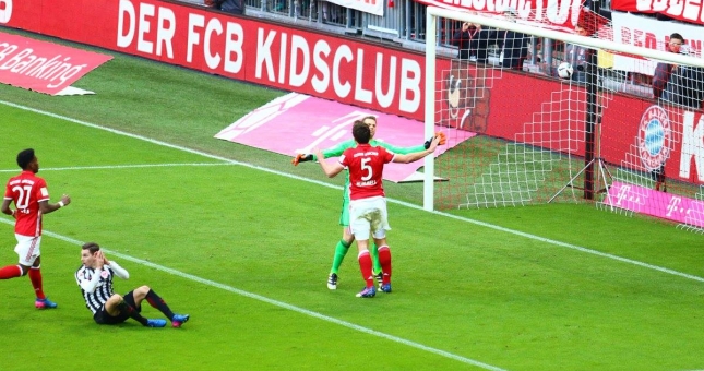 VIDEO: Pha tắc bóng khó tin nhất năm của Mats Hummels