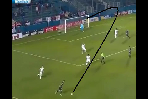 Tuyệt phẩm sút xa cong hơn 'quả chuối' của Roberto Caslos