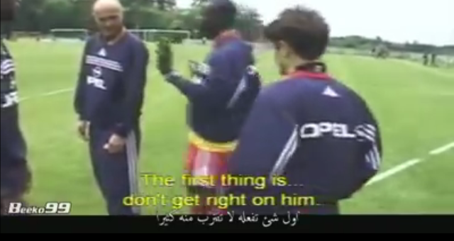 VIDEO: Xem hậu vệ Pháp bàn cách lấy bóng của Rô béo năm 1998