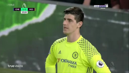 VIDEO Khi thủ thành Courtois bị trừng phạt vì chuyền dài kém