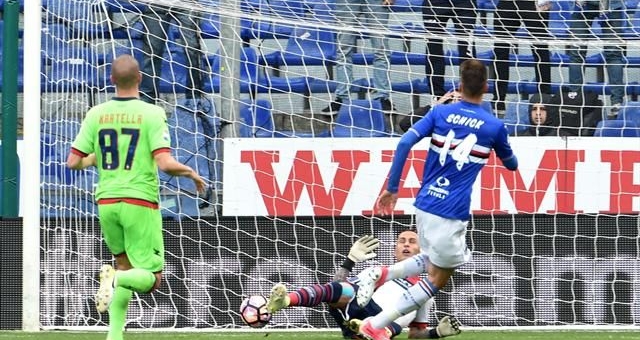 VIDEO: Sao trẻ tái hiện pha qua người kinh điển của Bergkamp